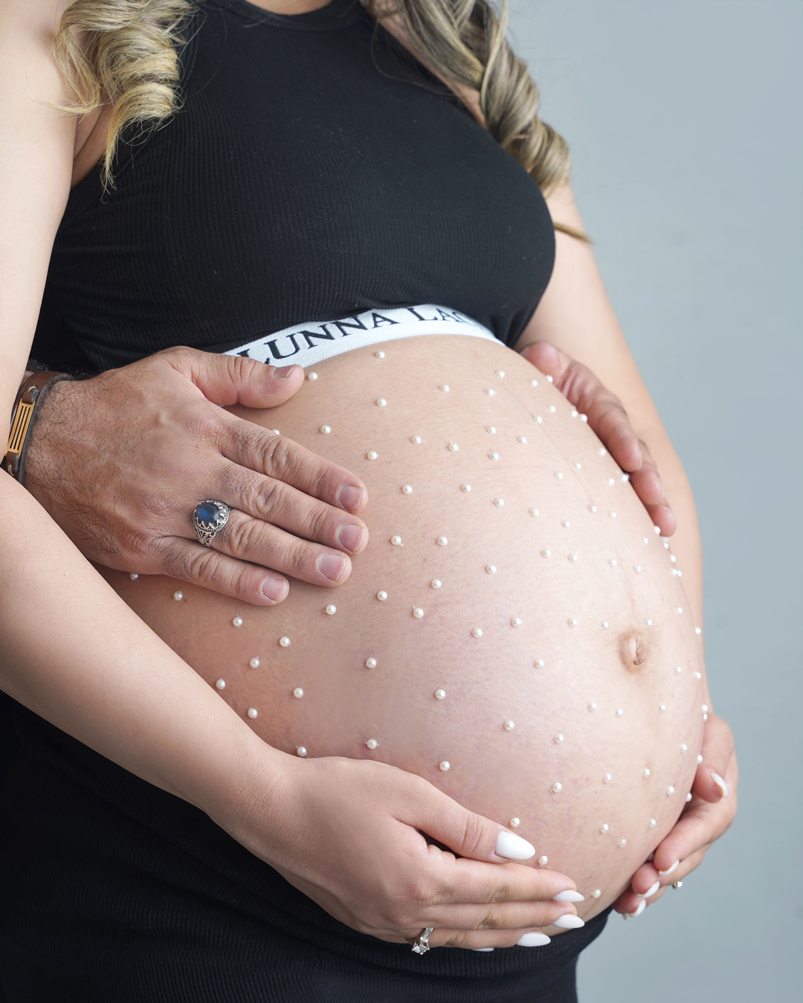عکس بارداری از نمای نزدیک-آتلیه تخصصی کودک میراث