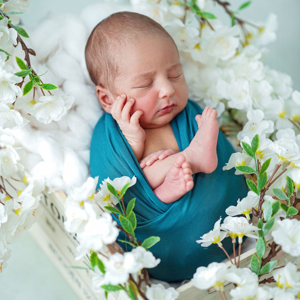عکس نوزاد با دورپیچ آبی-آتلیه تخصصی کودک میراث