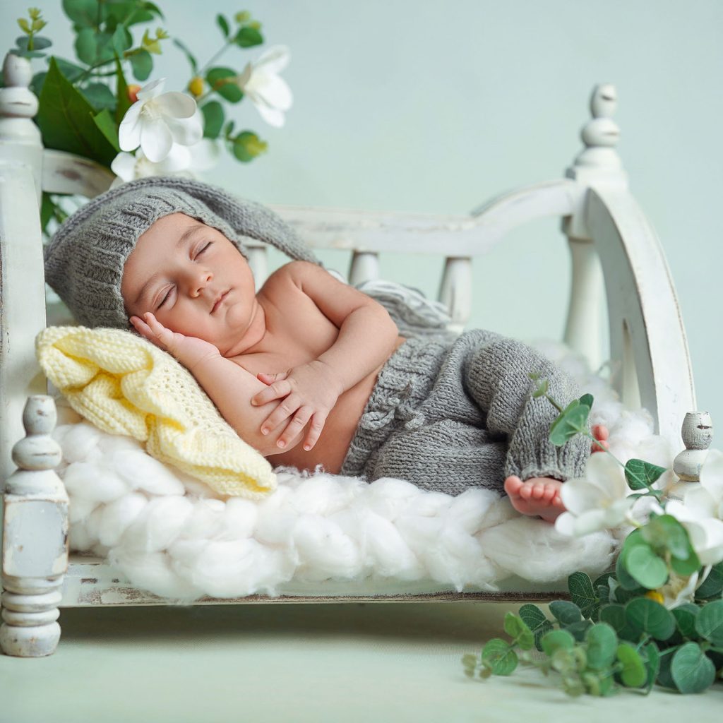 عکس نوزادی روی تخت-آتلیه تخصصی کودک میراث