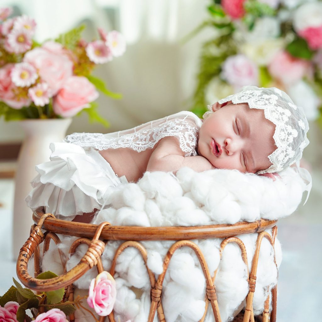 عکس نوزاد در سبد-آتلیه تخصصی کودک میراث