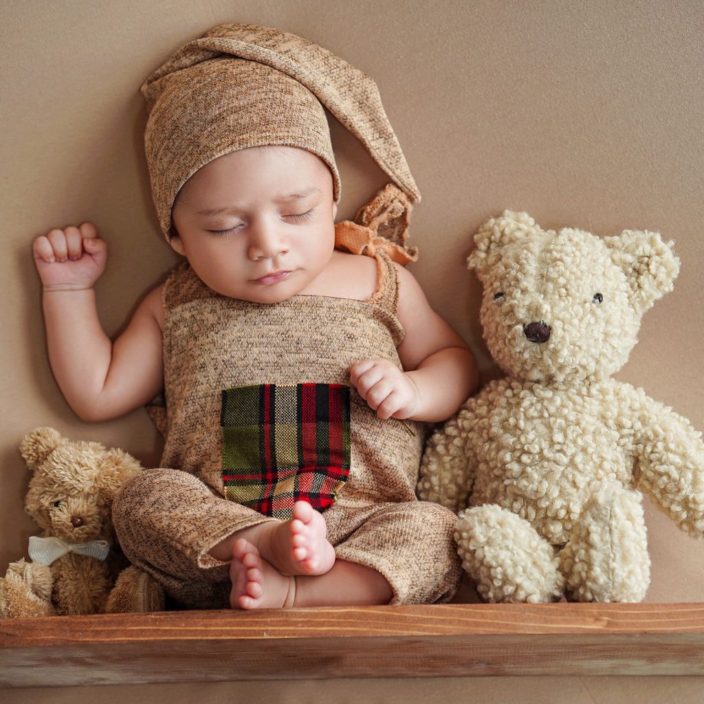 عکس نوزاد با عروسک خرسی تدی-آتلیه تخصصی کودک میراث
